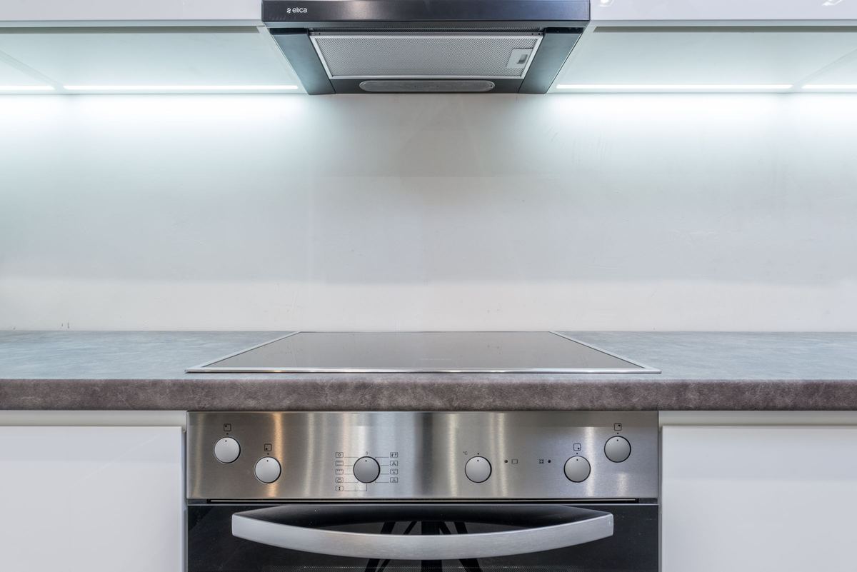 Built-in electric oven below a ceramic hob